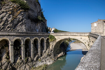 Fototapeta premium pont romain de la ville de Vaison-la-Romaine
