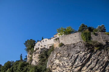 Fototapeta na wymiar vue du village médiéval de la ville de Vaison-la-Romaine