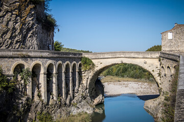 Fototapeta na wymiar pont romain de la ville de Vaison-la-Romaine