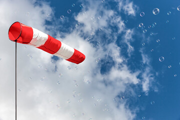 Windfahne mit Wolke und Seifenblasen