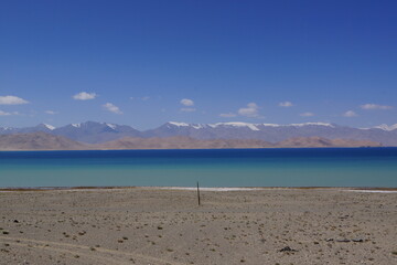 タジキスタン・カラクル湖とパミール山脈
