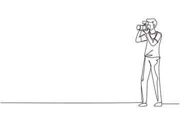 Single one line drawing happy professional photographer taking photo using dslr camera. Young male character shooting using lens camera. Modern continuous line draw design graphic vector illustration