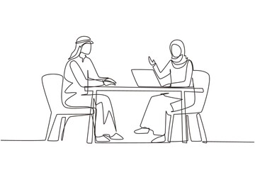 Single one line drawing Arabian woman journalist interviewing guy at desk. Microphone, discussion, speech. Social media, communication concept. Continuous line draw design graphic vector illustration