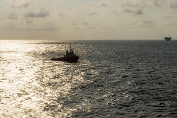 Obraz premium An anchor handling tug boat sailing at an offshore oil field
