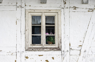 Obraz na płótnie Canvas Stare wiejskie okno