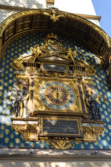 Obraz premium Golden clock on the Sainte Chapelle in Paris, France
