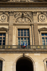 Obraz premium Detail of an official building in Paris with the french flags