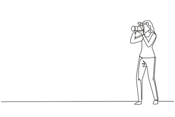 Single continuous line drawing happy professional woman photographer taking photo using dslr camera. Young female character shooting using lens camera. One line draw graphic design vector illustration