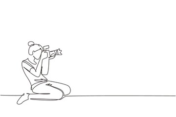 Continuous one line drawing woman photographer holding dslr camera taking photographs. Professional photographer taking pictures. Creative profession job. Single line draw design vector illustration