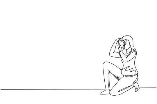 Continuous one line drawing happy photographer is taking photo using dslr camera. Female character standing full length and shooting. Studio photography. Single line draw design vector illustration
