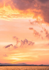 Obraz premium sunset sky vertical over the sea