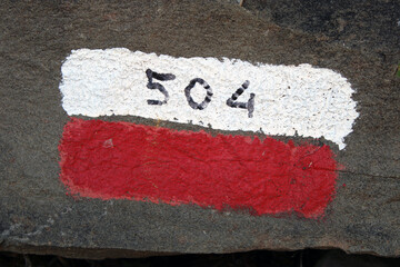 Pietra dipinta con rosso e bianco e numero 504