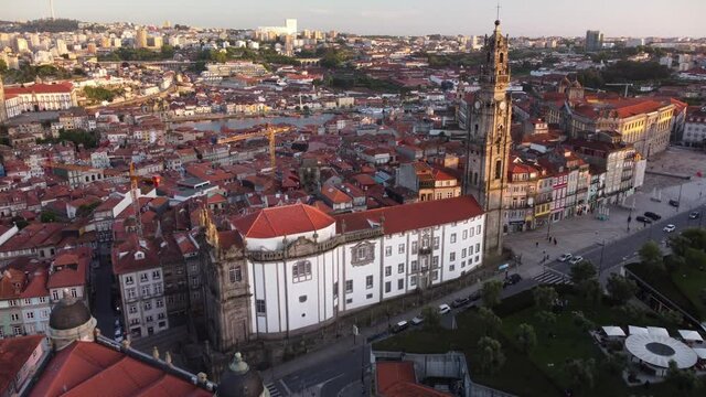 Porto - Igreja e Torre dos Cl&eacute;rigos - fachada norte - Vista a&eacute;rea do centro hist&oacute;rico