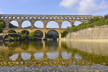 Le Pont du Gard (1er siècle) et son reflet dans le Gardon à Vers-Pont-du-Gard (30210),...