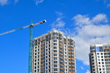 Fototapeta na wymiar Crane and highrise construction site