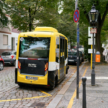 Selbstfahrender autonomer Bus als Projekt der BVG (Berliner Verkehrsbetriebe) in der Testphase im Berliner Stadtteil Tegel