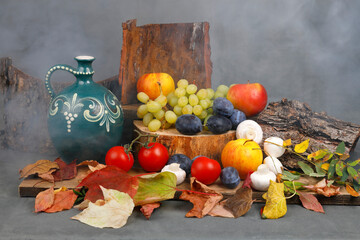 Herbstliches Stillleben mit Früchten und Krug