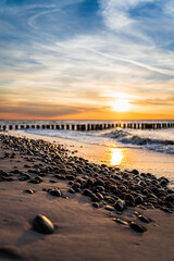 Piękne zdjęcie zachodu słońca na morzem Bałtyckim - obrazy, fototapety, plakaty