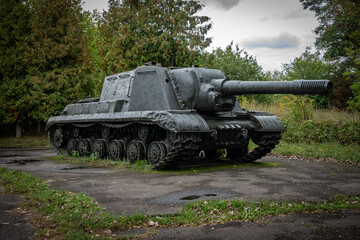 a tank from the Second World War stands in the park at the exhibition.