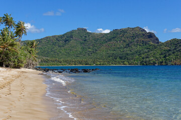 plage de anaho, iles marquises, polynesie francaise. eau translucide, plage déserte