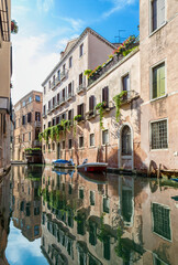 a glimpse of the Rio dei Frari and Rio terà