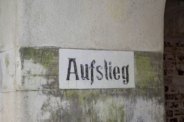 Fototapeta premium Text an einer Wand - Aufstieg