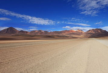 Fototapeta na wymiar Beautiful landscape of volcanos in the salar desert of Uyuni in Bolivia