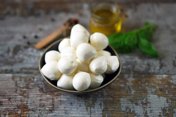 Mozzarella balls in a bowl.