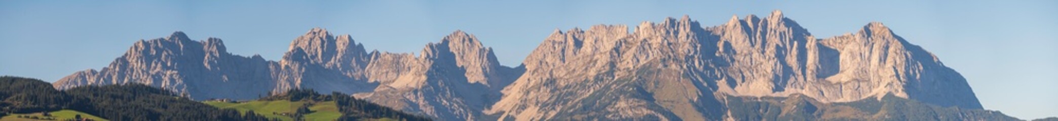 Wilder Kaiser Panorama in Tirol Österreich im Spätsommer bei nahezu wolkenlosem Himmel