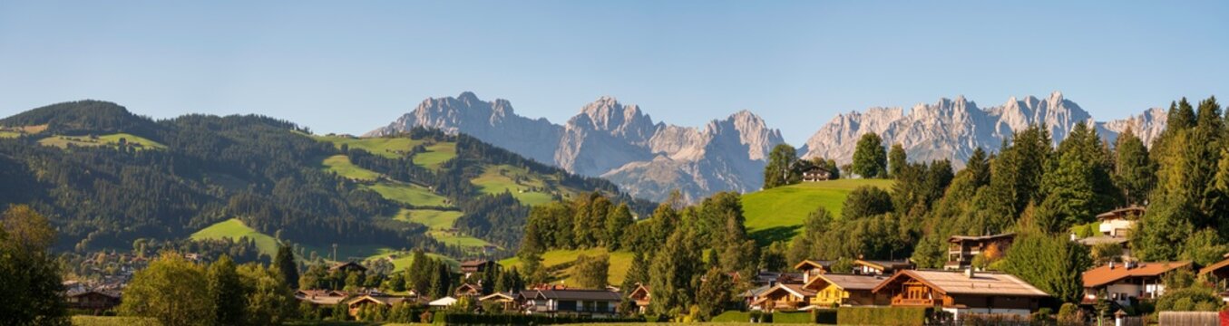 Wilder Kaiser Panorama in Tirol &Ouml;sterreich im Sp&auml;tsommer bei nahezu wolkenlosem Himmel