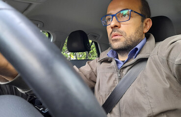 Uomo alla guida della propria automobile