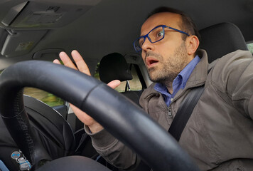Uomo alla guida della propria automobile