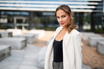 Obraz premium Portrait of a young smiling business woman