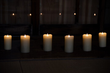 夏のホラーイベントや怪談話に使えそうな和室で揺れるろうそくのバナー1　蝋燭複数 ※蝋燭1本バージョンもあり