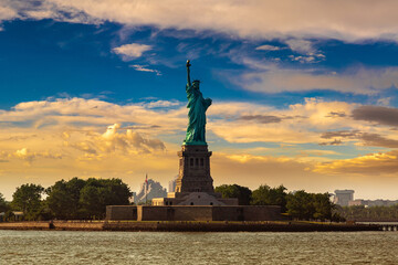 Fototapeta premium Statue of Liberty at sunset