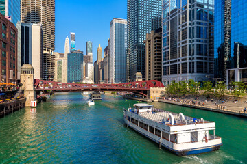 Sightseeing cruise at Chicago river - obrazy, fototapety, plakaty