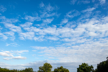 Obraz premium 山の上から眺めるさわやかな青空