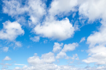Fototapeta na wymiar 白い雲が浮かぶさわやかな青空