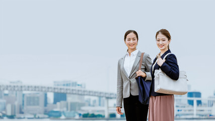 通勤する2人のキャリアウーマン（時差通勤・活躍）