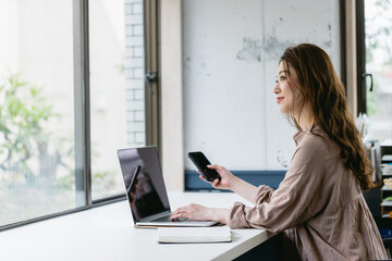 働く女性（自宅・テレワーク・オフィス）