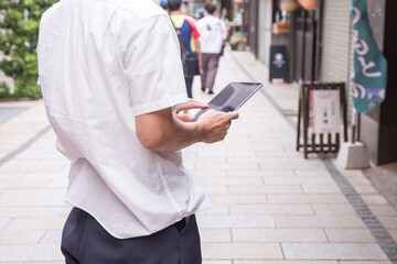 検索する人
タブレットで調べる人
働く男性
