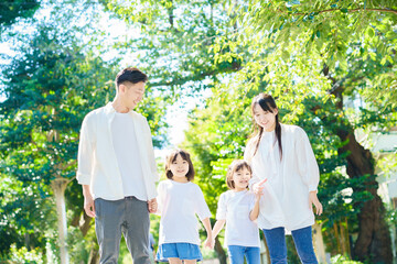 散歩する家族4人