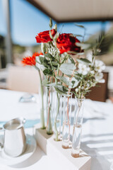 Hochzeit gedeckter Tisch Blumenschmuck bei der Traulocation 