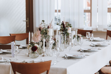 Gedeckter Tisch am Hochzeitstag Dekoration