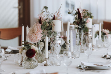 Gedeckter Tisch am Hochzeitstag Dekoration