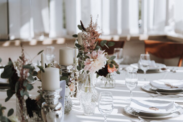 Gedeckter Tisch am Hochzeitstag Dekoration