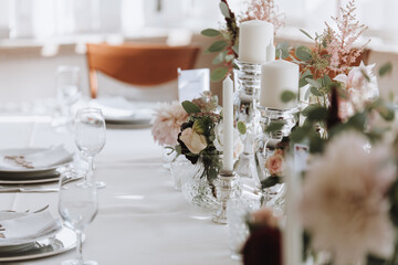 Gedeckter Tisch am Hochzeitstag Dekoration