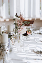 Gedeckter Tisch am Hochzeitstag Dekoration