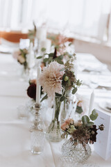 Gedeckter Tisch am Hochzeitstag Dekoration