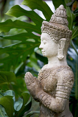 Obraz premium Ancient Buddha statue, closeup. In a quiet and comfortable natural environment 